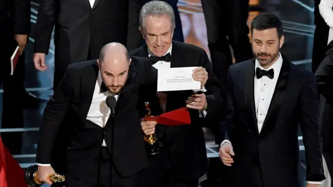 《愛樂之城》製片人在致辭中間忽然停止，向鏡頭展示卡片，顯示《月光男孩》得獎