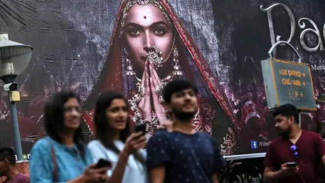 پدماوتي فیلم چې ډیپیکا پاډکون، شاهد کپور او رنویر سینګ پکې رولونه لوبولي