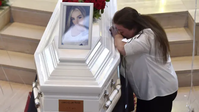 لبنانية تبكي أمام نعش إحدى ضحايا الانفجار