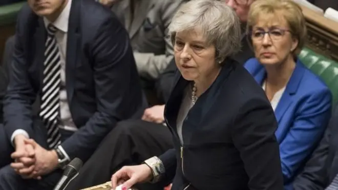 Бош вазир Тереза Мэй парламент аъзолари қаршисида