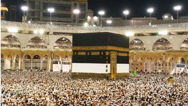 Muslim pilgrims gather around di Kaaba, Islam holiest shrine for Grand Mosque for Saudi Arabia