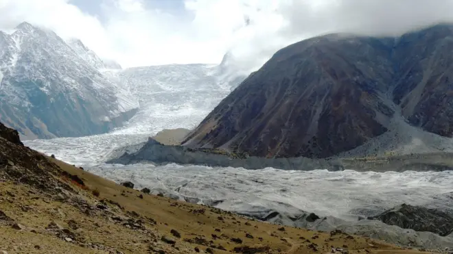 وادی بروغل کے چٹی بوئے گلیشیئر کا ایک منظر۔ پاکستان کے گلیشیئروں میں سینکڑوں جھیلیں ہیں مگر اس میں انتہائی خطرناک کی تعداد تیس سے چالیس ہے