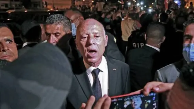 قيس سعيد يحتفل بين أنصاره