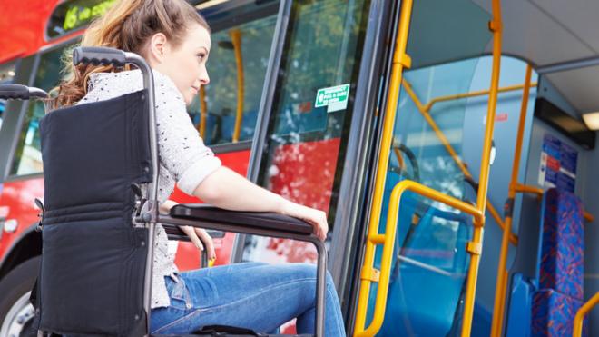 Девушка на инвалидном кресле заезжает в автобус