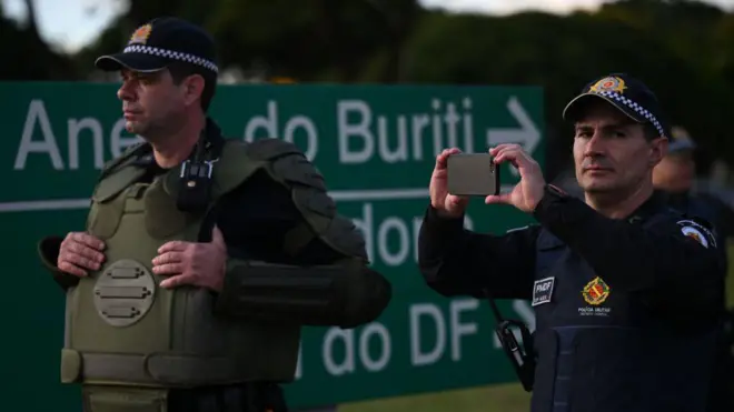 Bazı polisler, saldırganlara geçit vermekle itham ediliyor