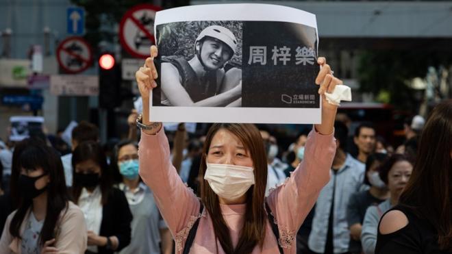 香港市民下午发起游行，悼念去世的香港学生周梓乐。