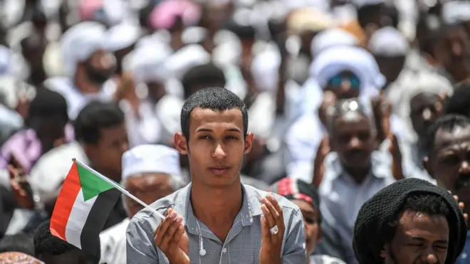 متظاهرون يصلون الجمعة أمام مقر الجيش الرئيسي في الخرطوم