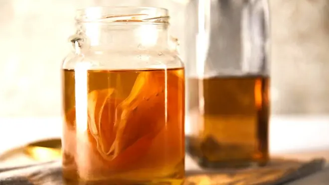 بدن میں طاقت پیدا کرنے والی مصنوعات بنانے والے کئی مشروبات کے بارے میں دعوٰی کرتے ہیں کہ یہ کووِڈنائنٹین سمیت مختلف امراض کو ٹھیک یا ان سے بچاؤ میں کارگر ہیں، مگر اس کی کوئی شہادت موجود نہیں ہے