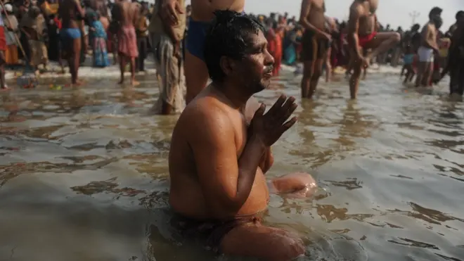 Ganj Nehri'nde ibadet edenler