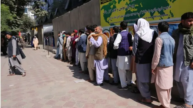 Kabil'de bir banka önünde bekleyen insanlar