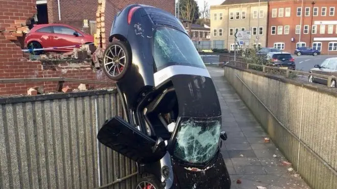 "А я гадав, що це я погано паркуюся", - прокоментували фото у Twitter