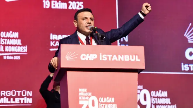 Özgür Çelik CHP İl Kongresi'nde kürsüde konuşma yapıyor.