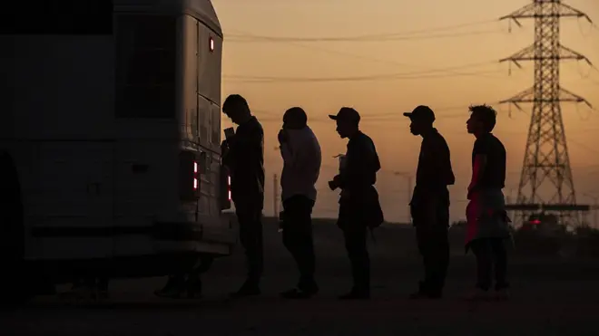 美国《第42条》法案届满 大量非法移民涌向美墨边境