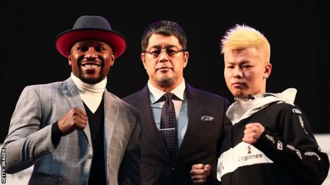 Tenshin Nasukawa (kanan) mengantongi catatan 27 menang tanpa kalah dalam cabang olahraga kickboxing dan empat menang tanpa kalah pada MMA.