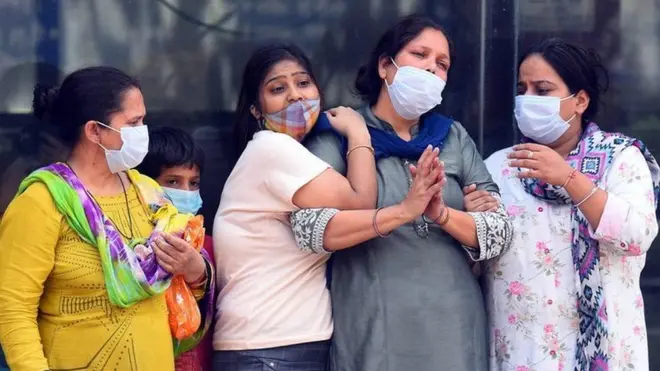 کووڈ 19 سے مرنے والے ایک شخص کے اہل خانہ ان کی آخری رسومات کے وقت