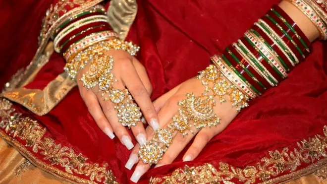 کورونا وائرس کے پیشِ نظر پاکستان کی حکومت نے شادی اور دیگر عوامی اجتماعات اور تقریبات پر پابندی عائد کر دی ہے (فائل فوٹو)