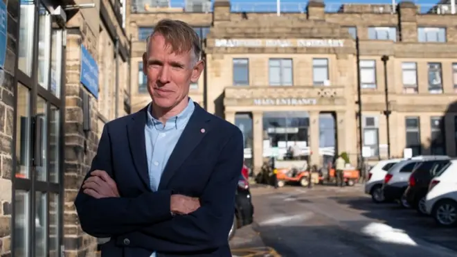 Dr John Wright pertengahan tahun ini positif Covid-19. Desember ini ia jalani tes, hasilnya juga positif. Apakah dirinya dua kali terkena?