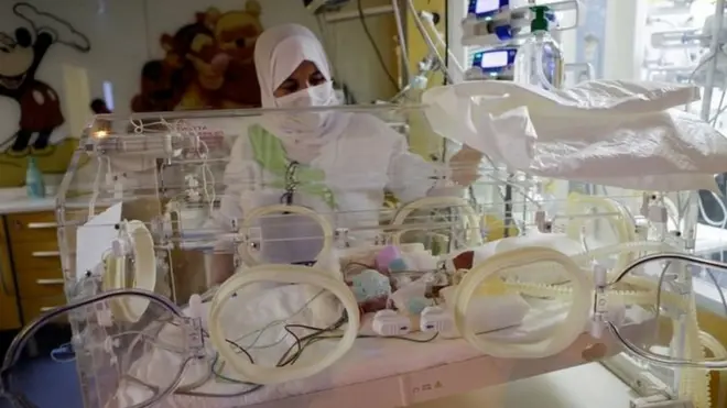 Une infirmière s'occupant de l'un des bébés