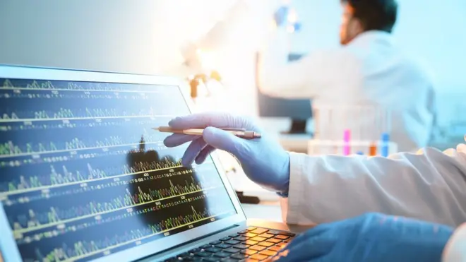 экран с расшифровкой днк