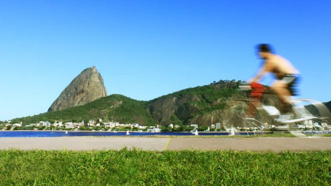 Homem andando de bicicleta no Rio