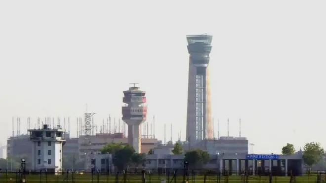 یک مقام ارشد امنیتی در فرودگاه ایندیرا گاندی گفته که آنان کد مخصوص را در ساعت ۳:۳۰ دقیقه عصر به وقت محلی دریافت کرده است.