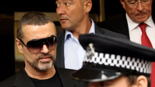 George Michael se enfrentó a problemas legales relacionados con el consumoplacard apostas desportivasdrogas y alcohol.