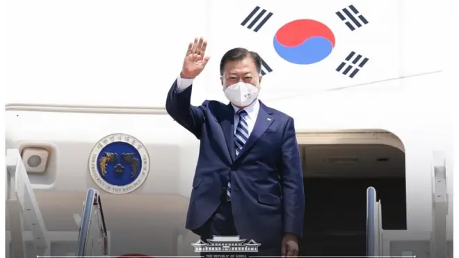 한미정상회담을 위해 미국을 방문한 문재인 대통령이 19일 오전(현지시간) 워싱턴 앤드류스 공군기지에 도착해 전용기에서 내리며 손인사를 하고 있