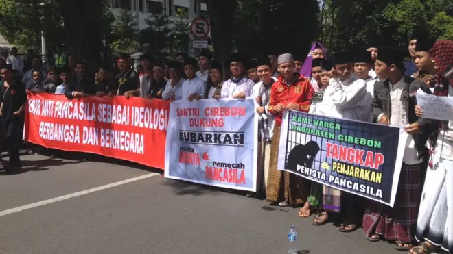 Sejumlah orang yang mengaku sebagai para santri dari Cirebon menghadiri aksi menuntut pembubaran FPI di Bandung, Kamis (19/01).