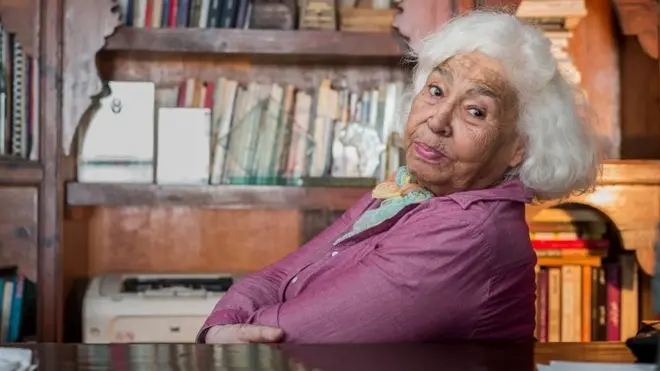 Portrait de Nawal el Saadawi dans sa maison en septembre 2015 au Caire, en Égypte.