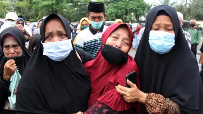 Sejumlah anggota keluarga menangis menyaksikan pemakaman jenazah Wakil Wali Kota Dumai Amris di Taman Makam Pahlawan Dumai, Riau, Kamis (29/04) yang meninggal karena Covid-19.