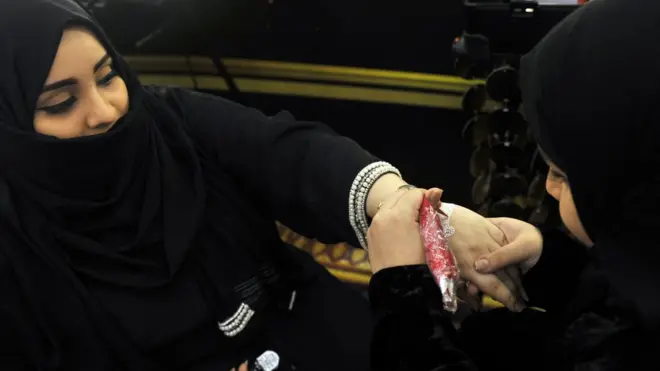 لا يزال هناك قانون في السعودية يلزم النساء بارتداء "العباءة"، وهي زي يغطي جميع أجزاء الجسم