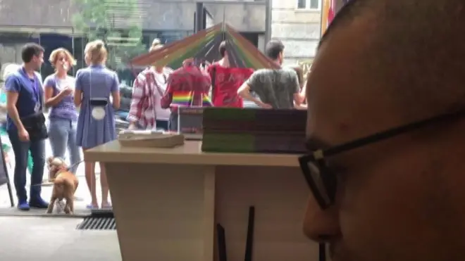 Jedan od volontera u Prajd info centru u Beogradu