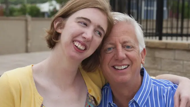 Morgan y Gordon Hartman, abrazados