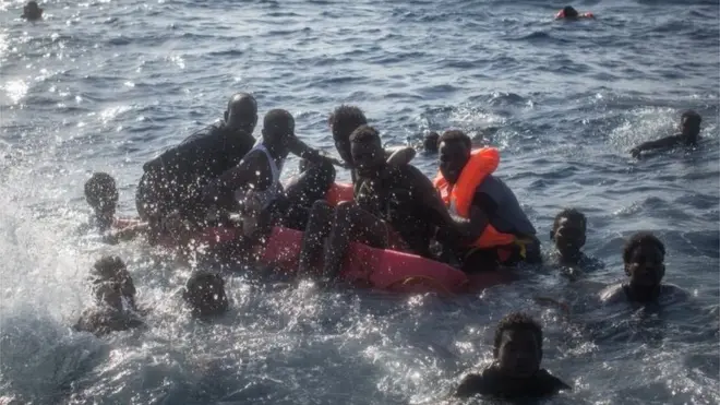 İtalya'nın Lampedusa adası açıklarında Mayıs ayında gerçekleştirilen bir kurtarma operasyonu