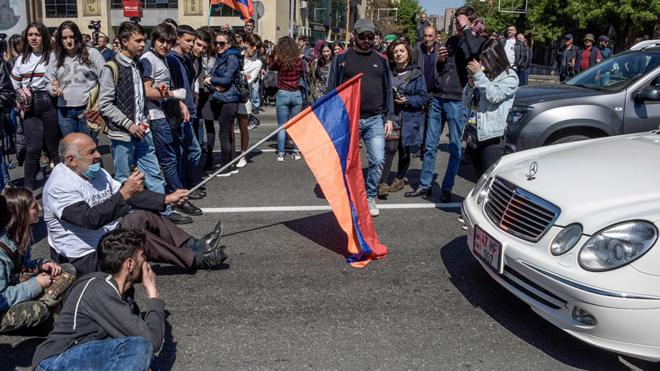 Тысячи людей перекрыли движение в Ереване. Полиция применила газ