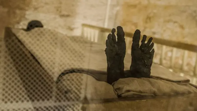 La momie de Toutankhamon qui avait été découverte dans la vallée des rois (illustration).