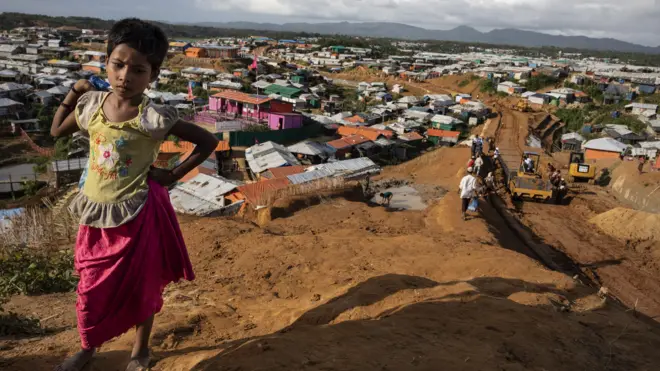 考克斯巴扎尔库图巴朗难民营内工人正修筑道路（26/8/2018）
