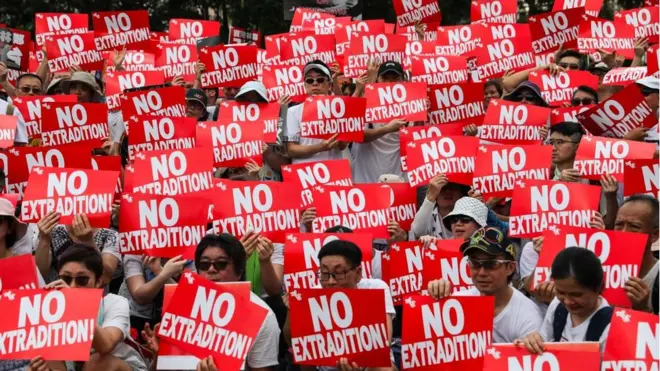 毗鄰中國內地成為香港作為金融中心的優勢，也成為最大的潛在風險。6月，因反對向中國內地引渡逃犯，爆發大型示威抗議活動。