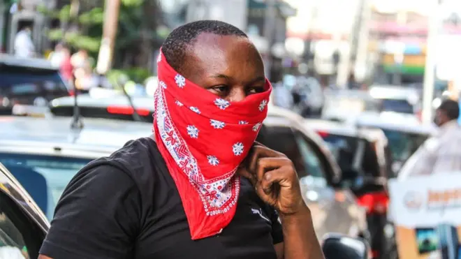 Homme portant une machine à fabriquer des vêtements