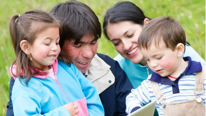 Si no vives bajo un puente, pero tampoco tienes una mansión, es probable que te consideres una persona de clase media.
