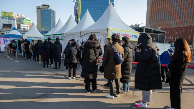 22일 서울역광장에 마련된 선별검사소를 찾은 시민들이 검사를 받기 위해 줄을 서 있다