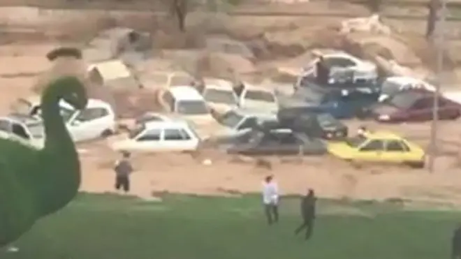 بالفيديو: لقطات مروعة من الفيضانات في إيران