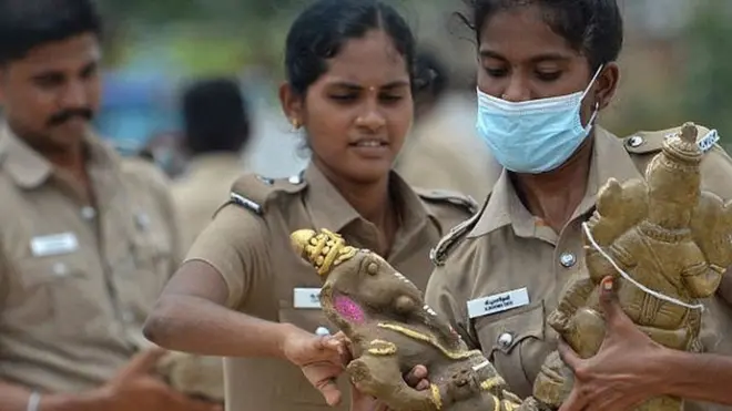 महिला पुलिसकर्मी