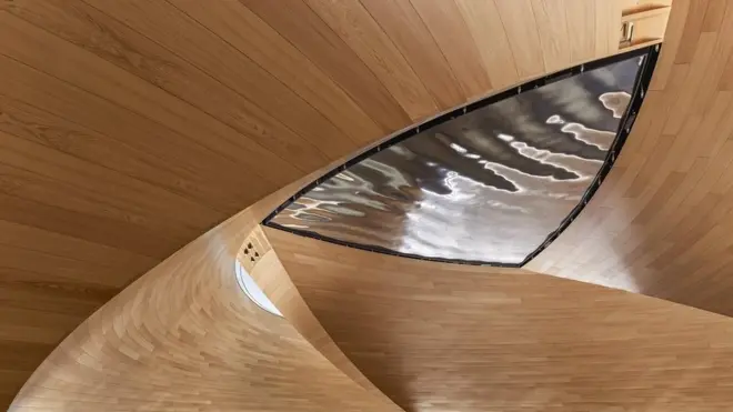 لندن میں واقع بلومبرگ کے یورپیئن ہیڈ کورٹر کی عمارت کا یہ ڈیزائن فوسٹر اور ان کے پارٹنرز نے بنایا۔ یہ تصویر جیمز نیوٹن کی ہے۔