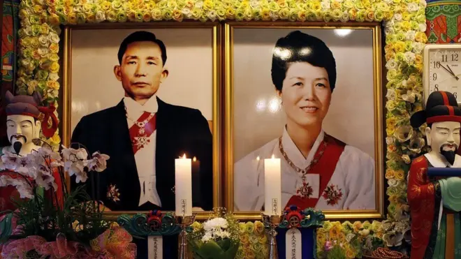 پارک چونگ هی در سال ۱۹۶۳ و خانمش جهار سال پیش از آن ترور شدند