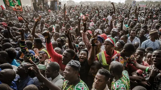 nigerija ljudi u masi