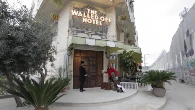 في بيت لحم، يفتتح فندق يحمل اسم الرسام العالمي بانكسي اطلق عليه اسم " الفندق المحاط بالجدار".