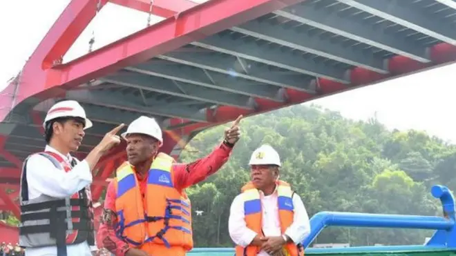Presiden Jokowi saat melihat jembatan Holtekamp di Jayapura April lalu.