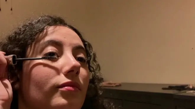 سماح هومي: المجتمع يفرض على المرأة استخدام مستحضرات التجميل