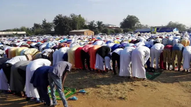 Waislamu wakiwa uwanja wa Nyakabiga, Bujumbura wakati wa kusherehekea Eid ul-Fitr 2018